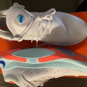 NIKE, WOMEN'S SIZE 10 JOYRIDE RUN FK